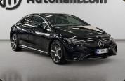 Musta Mercedes-Benz EQE hallissa