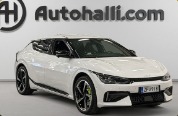 Valkoinen Kia EV6 GT hallissa